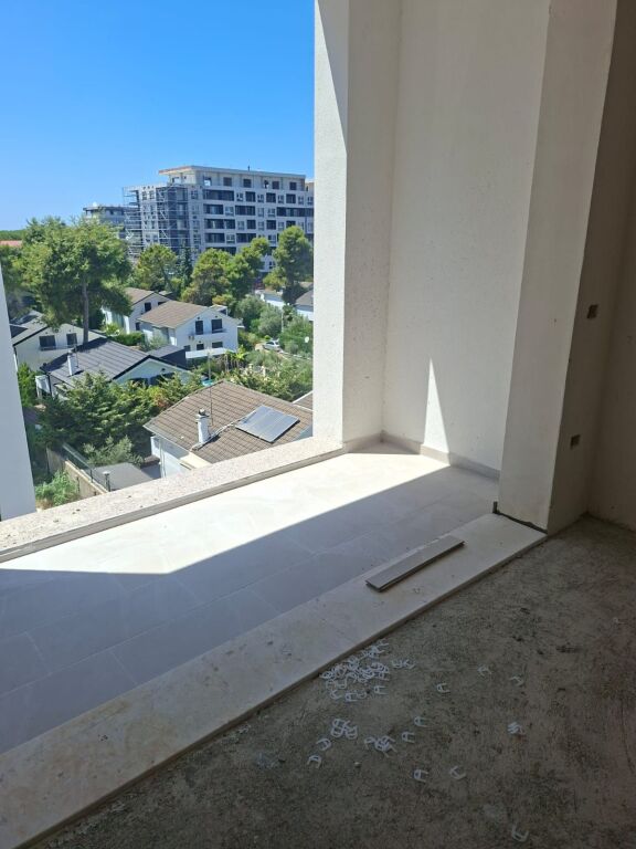 Shitet Apartament 2+1+2 + Post Parkimi ne Golem te Mali i Robit