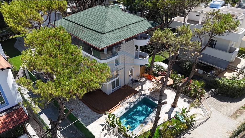In vendita, Villa su 3 piani con piscina, Complesso Dielli, Qerret