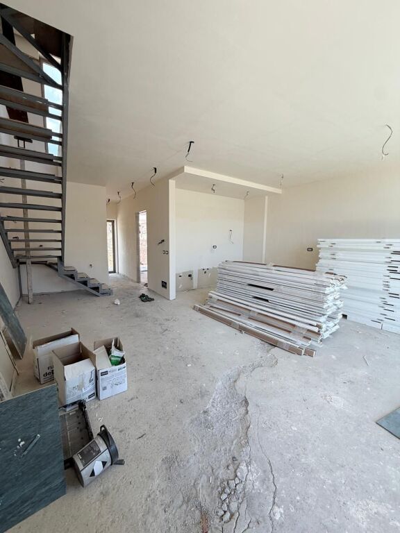 VILLA SU DUE PIANI IN VENDITA A DRIMADHE
