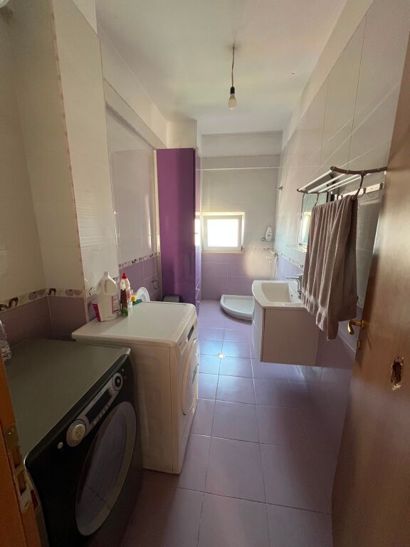 Jepet me qira apartamet 2+1+Bllk tek Kodra Diellit  Siperfaqja: 85m2 Kati: 4 (banim) Totalisht I Mobiluar   Vendodhja: Kodra Diellit, prane furre pastiçeri Dumrea Cmimi: 60,000 Leke/muaj