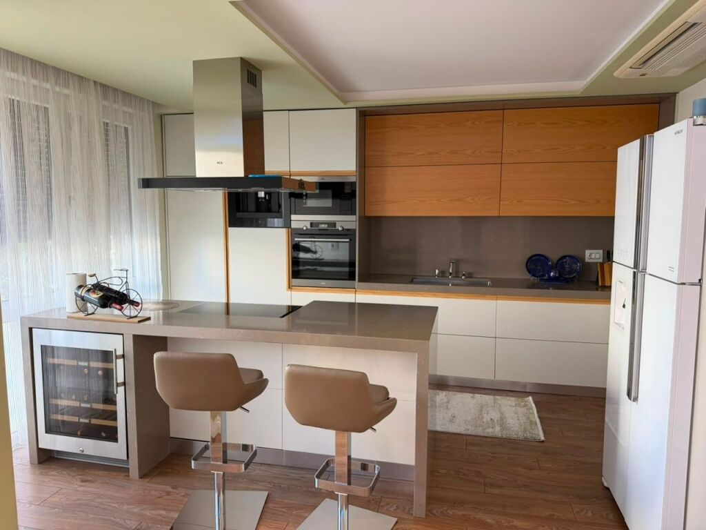 Shitet apartament luksoz 2+1+2 tek Blloku Gintash , Laprake , Rruga Dritan Hoxha , Ish Dogana .