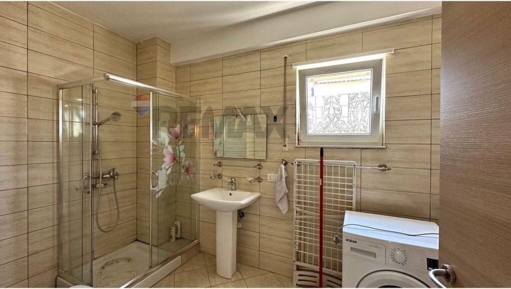Apartament - Për Qira - Sheshi Avni Rustemi, Tiranë