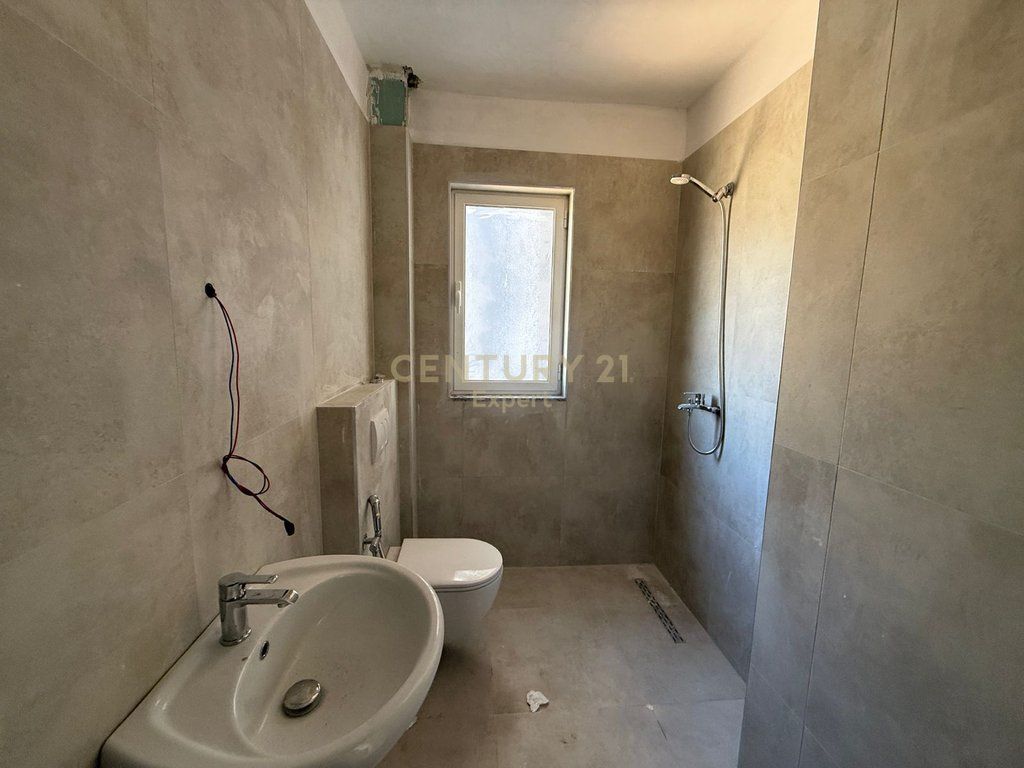 SARANDË, SHESIM APARTAMENT 2+1+2 + VERANDE NË PORTIN E LIMIONIT 300,000 €