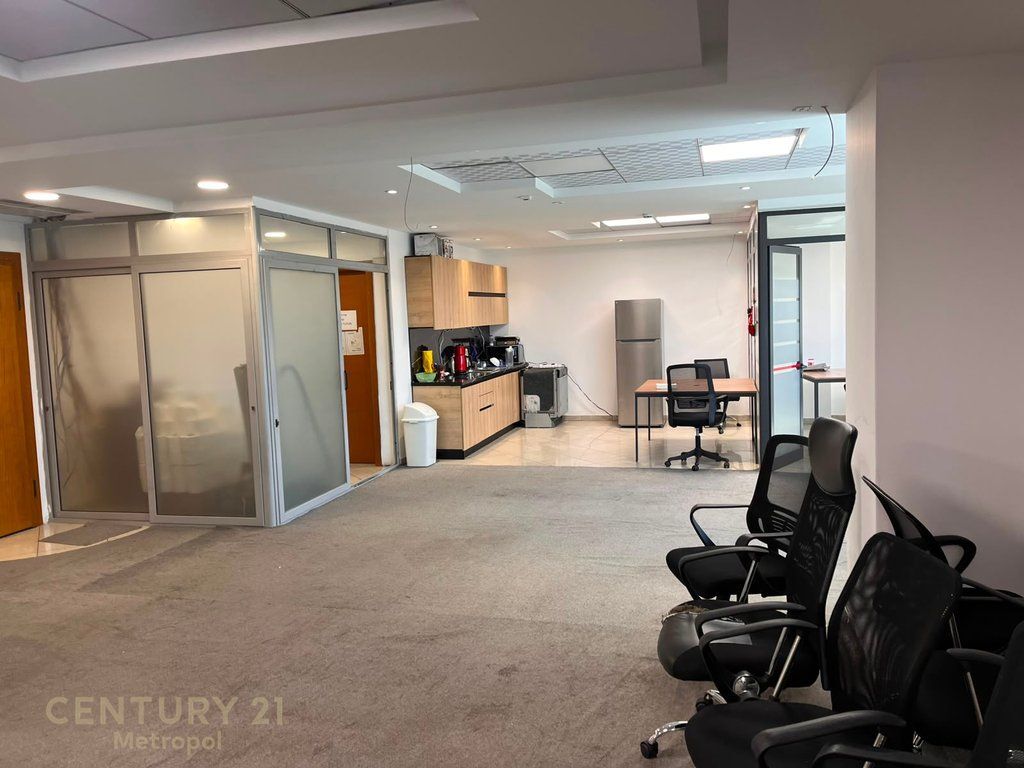 🏢 Locale per uffici in affitto a Twin Towers – Viale Martiri della Nazione