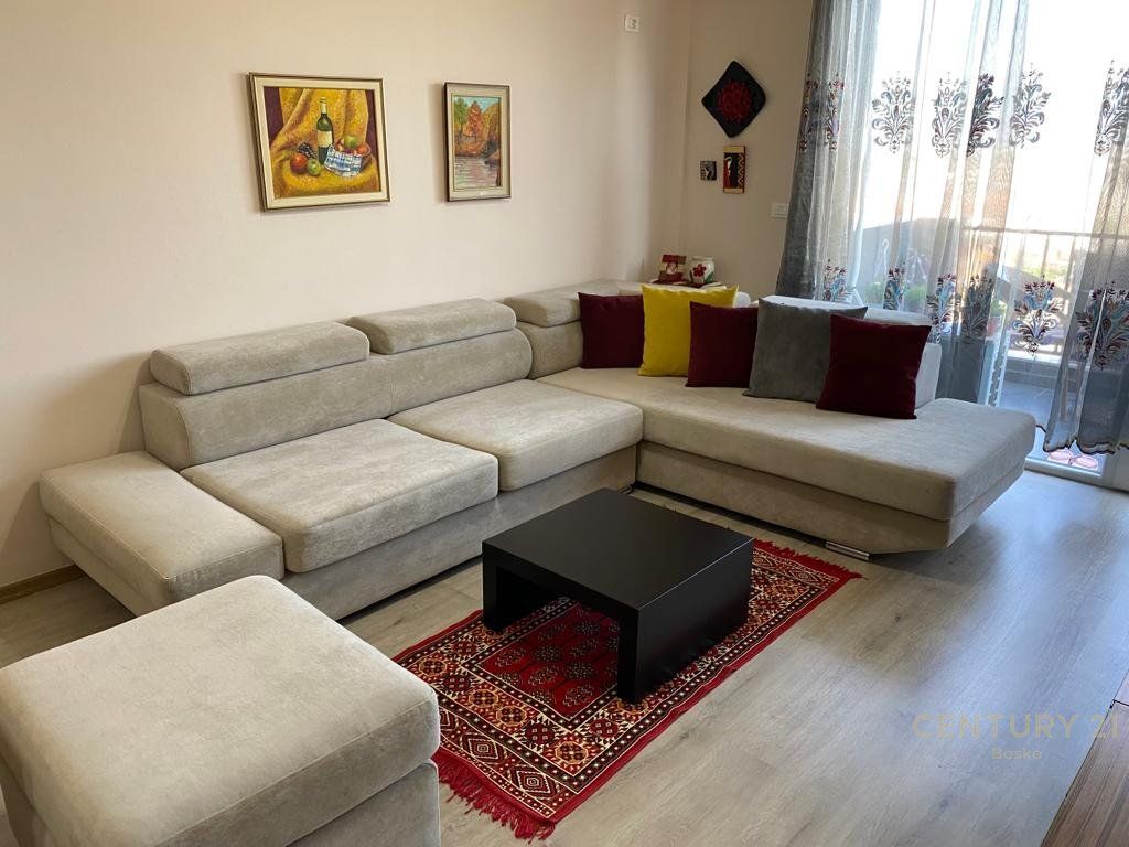 ME QIRA APARTAMENT 1+1 TEK RRUGA 5 MAJI
