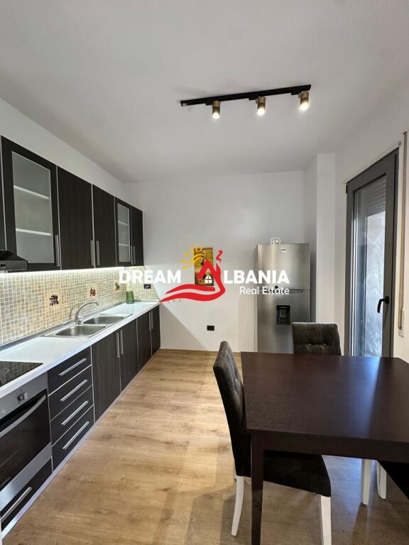 Super Apartament 2+1+2 me qera ne Bllok te Rruga e Kosovareve (ID 42214448).