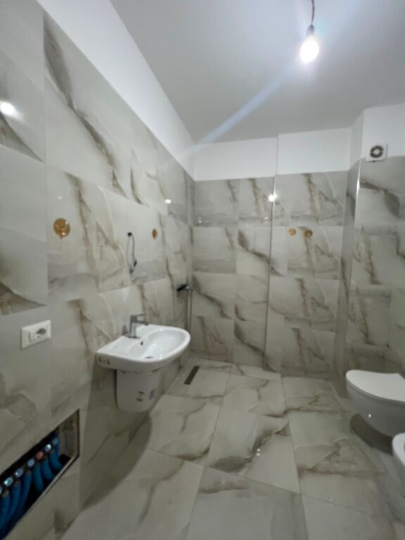 Jepet me qira apartamet 2+1+2 ne Yzberisht, Kompleksi Grand Galeri   Siperfaqja: 109m2 Kati: 4 (me ashensor) Jepet bosh per banim  Cmimi: 45.000 Leke/Muaj