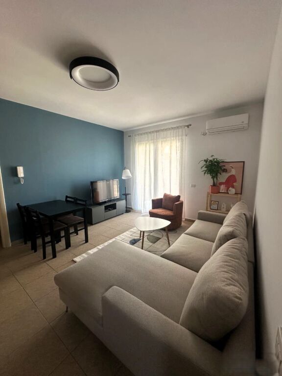 🏡 **Jepet me Qera Apartament Elegant 1+1 – Ish Stacioni i Trenit, Tiranë**