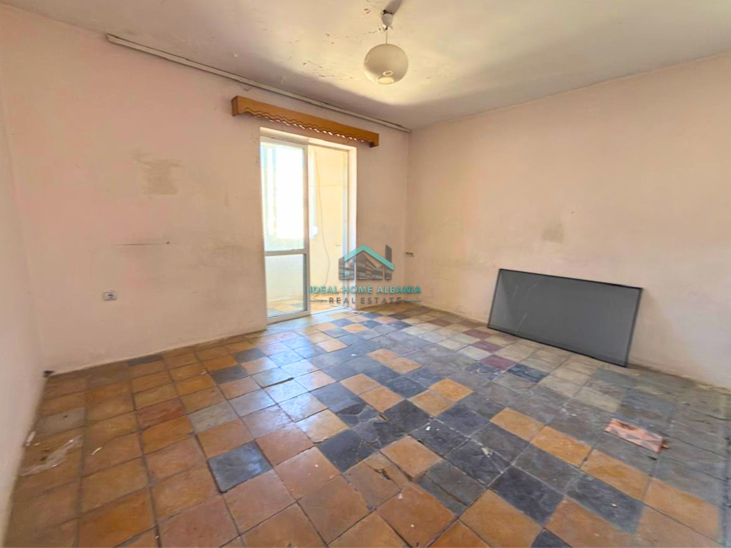 APPARTAMENTO 1+1 IN VENDITA – VICINO ALLA SCUOLA "24 MAGGIO", VLORË