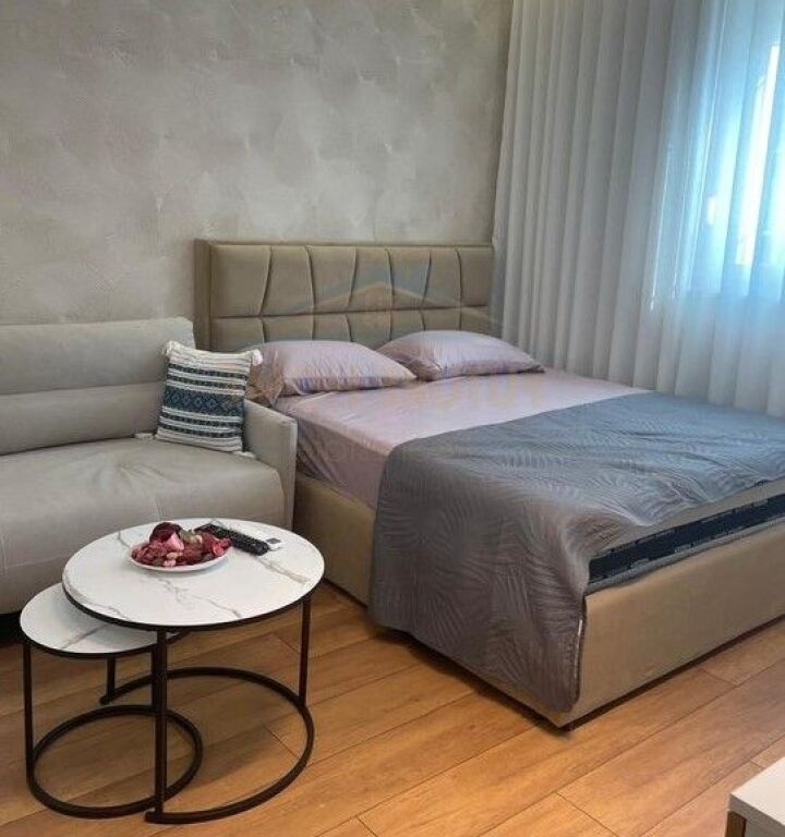 Shitet,Garsoniere, Pazari i Ri