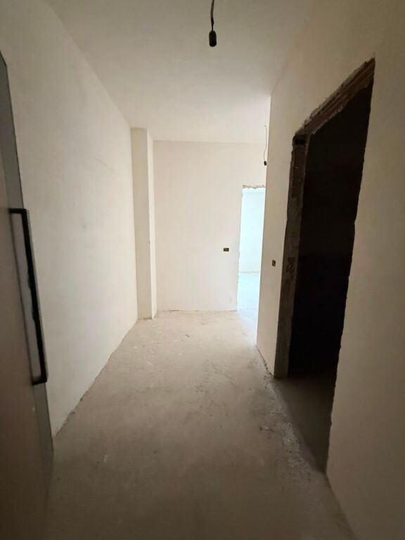 Shitet apartament 1+1 tek Bulevardi i Ri