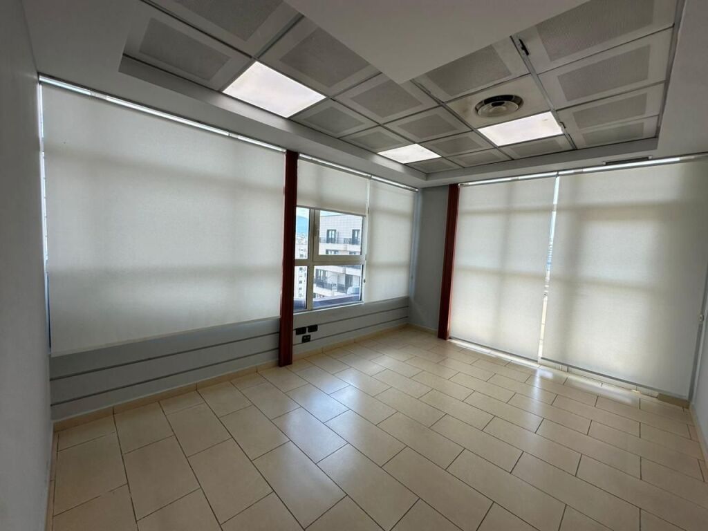 AMBIENTE COMMERCIALE IN VIA KAVAJES