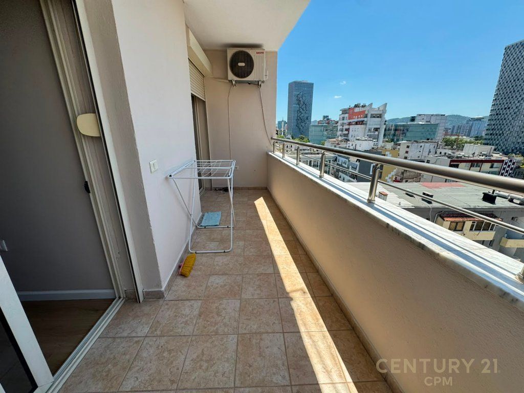 Apartament 1+1 me qira tek 9-kateshet, prane Pazarit te Ri!