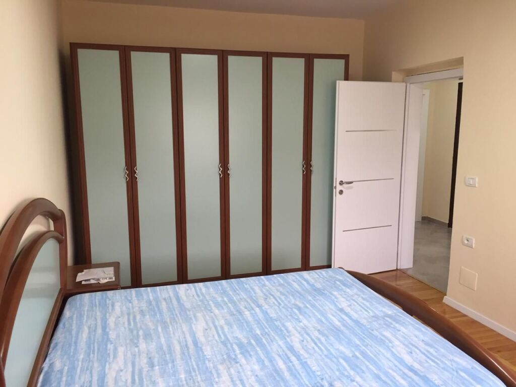🏢Perballe Ish Restorant Durresit,jepet me qera apartament 2+1,i mobiluar  50,000Leke