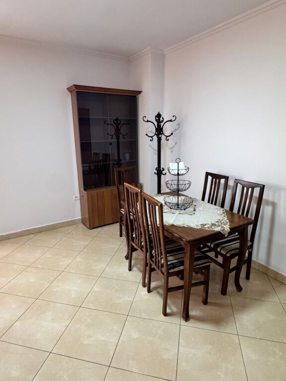 🏡 Jepet me qera apartament 2+1 – Rruga e Barrikadave