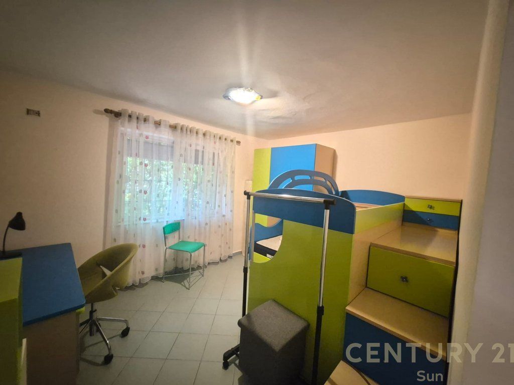 Jepet me qira apartament 2+1 në Rrugën e Kavajës, përballë Garden Building!