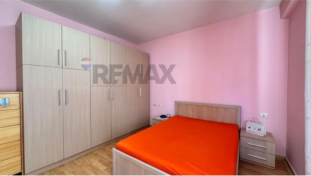 Apartament - Për Qira - Sheshi Avni Rustemi, Tiranë