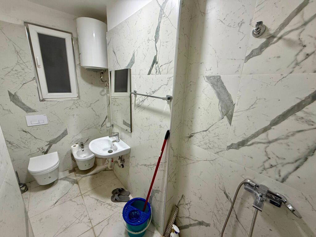 📣 RENT Apartment 2+1+2 📍 Street “5-Maji”, Near Bar “ODA” ✨   🏢 New Building  🪜 4th Floor (With Elevator)  🛋️ Partially Furnished  ❌ Notarial Contract Condition   💶 Price 50,000 Leke (Net)