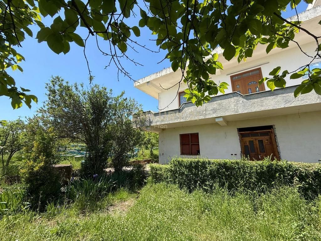Shitet Vilë me Truall 2,150 m² në Çekrezë, Tirane – Mundësi ideale për banim dhe agrobiznes!
