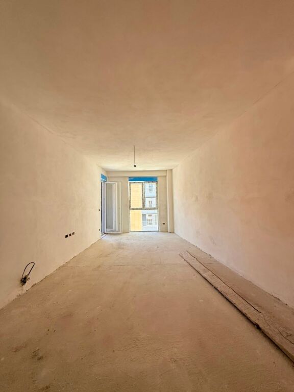 Shitet apartament 1+1 tek Bulevardi i Ri
