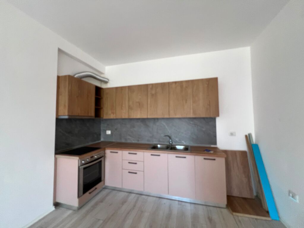 Jepet me qira apartamet 2+1+2 ne Yzberisht, Kompleksi Grand Galeri   Siperfaqja: 109m2 Kati: 4 (me ashensor) Jepet bosh per banim  Cmimi: 45.000 Leke/Muaj