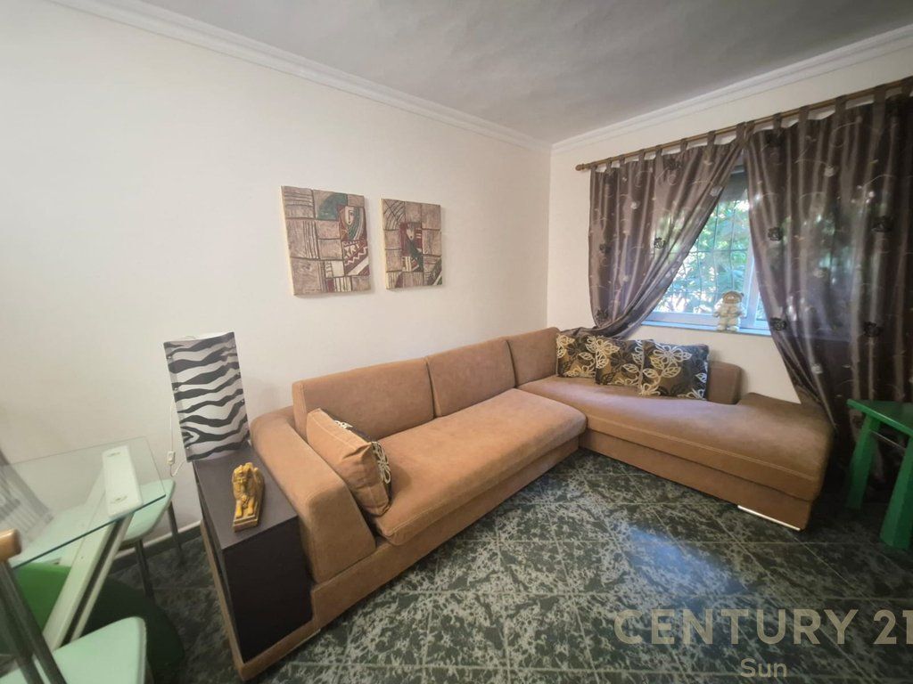 Jepet me qira apartament 2+1 në Rrugën e Kavajës, përballë Garden Building!