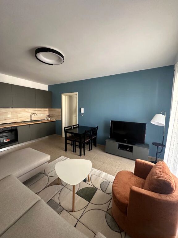 🏡 **Jepet me Qera Apartament Elegant 1+1 – Ish Stacioni i Trenit, Tiranë**