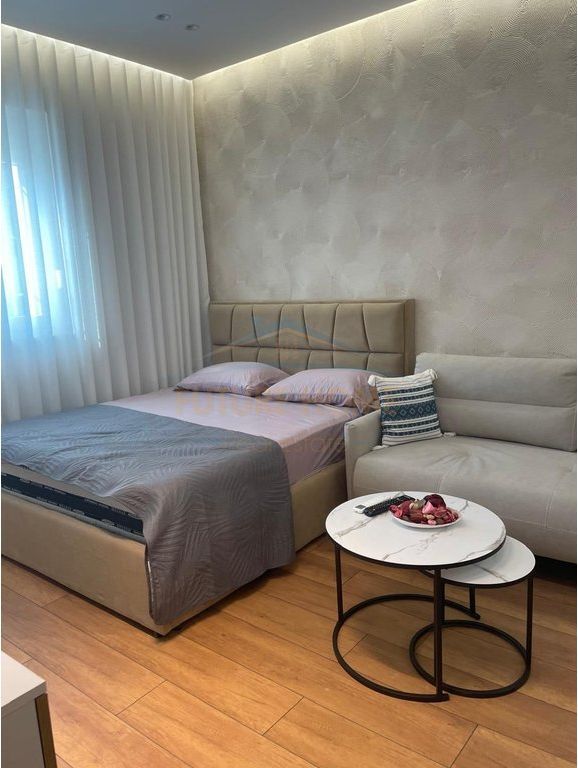 Shitet,Garsoniere, Pazari i Ri