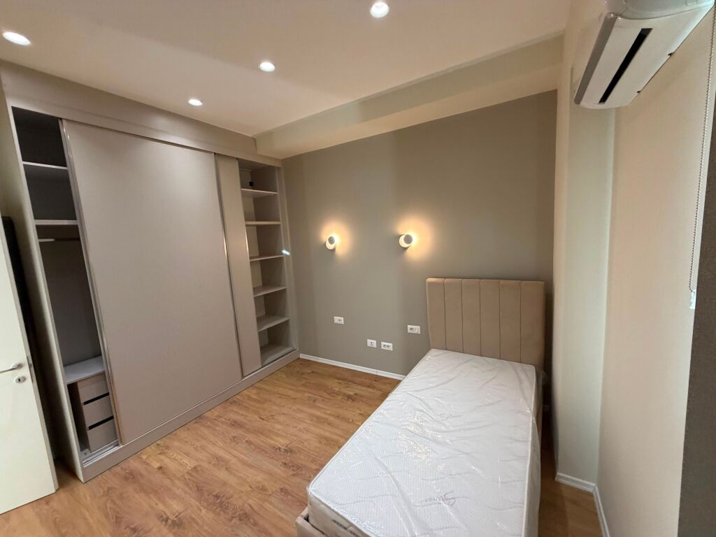 Affittasi appartamento 2+1+2 con posto auto presso Garden Building  📐 Superficie: 110 m² 🏢 Piano: 18 🛋️ Completamente nuovo arredato 📍 Posizione: Garden Building 🚗 Posto auto incluso  💶 Prezzo: 1.300 € netto/mese