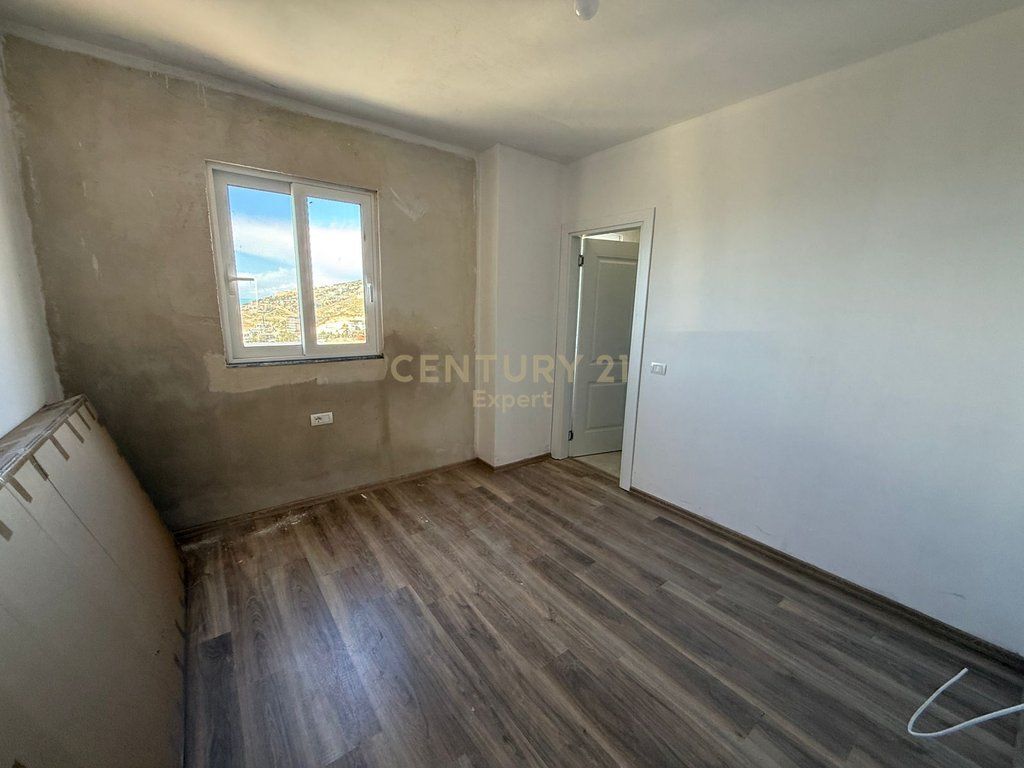 SARANDË, SHESIM APARTAMENT 2+1+2 + VERANDE NË PORTIN E LIMIONIT 300,000 €