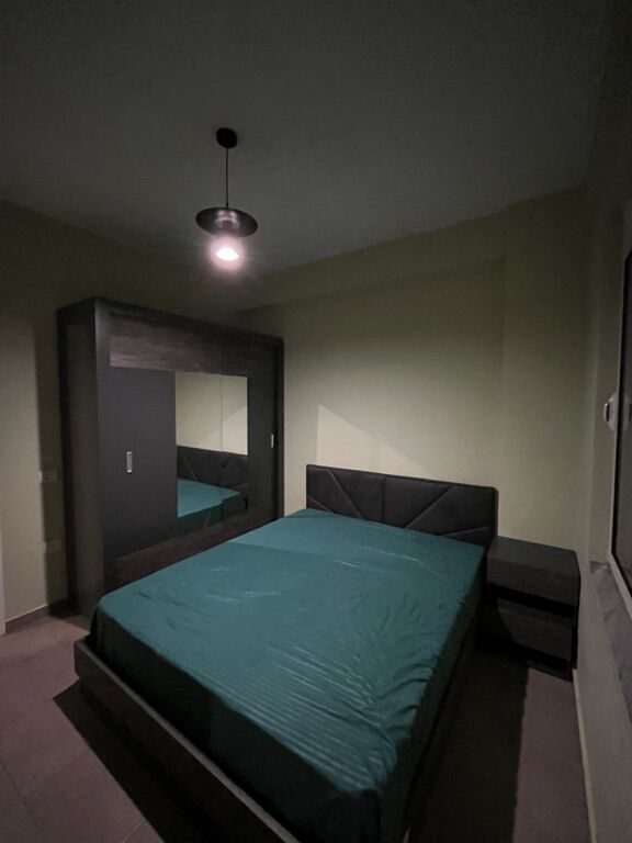 🏢Presso i Palazzi Gialli, Via Kastriot, si affitta appartamento 1+1 arredato. 40.000 Leke