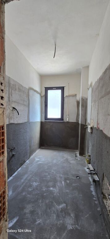 Shitet apartament 2+1+2 tualete   📍Paskuqan  Kati 2 Siperfaqe bruto 108.2 m Siperfaqe neto 94.1 m Orientimi: Veri Lindje  Cmimi 1150 euro /m