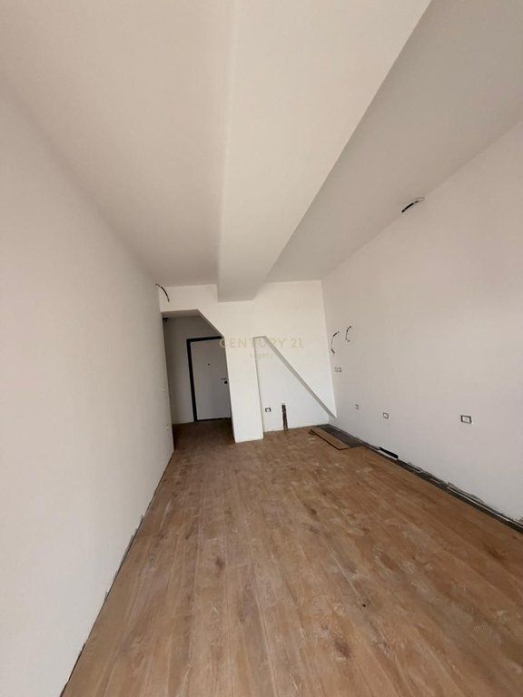 Shitet studio garsoniere tek Square 21 , Rruga e Kavajes , 21 Dhjetori , Kompleksi Delijorgji .