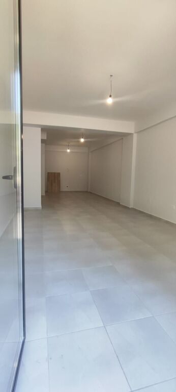 Apartment 1+1 + Veranda for Sale – Kodra e Diellit 📍 Located inside the Kodra e Diellit complex, at the extension of Kodra e Diellit 1. 📐 Gross area: 115 m² 📐 Net area: 97 m² 💶 Price: 170,000 € (1,478 €/m²) ✨ Details: ✔️ Typology 1+1 + veranda ✔️ Floor 0 ✔️ Sold empty ✔️ With ownership certificate (Registry) ✔️ Financing options with credit