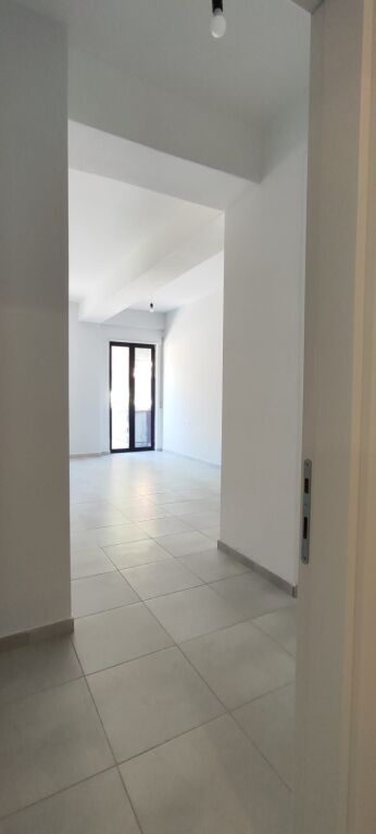 Apartment 1+1 + Veranda for Sale – Kodra e Diellit 📍 Located inside the Kodra e Diellit complex, at the extension of Kodra e Diellit 1. 📐 Gross area: 115 m² 📐 Net area: 97 m² 💶 Price: 170,000 € (1,478 €/m²) ✨ Details: ✔️ Typology 1+1 + veranda ✔️ Floor 0 ✔️ Sold empty ✔️ With ownership certificate (Registry) ✔️ Financing options with credit