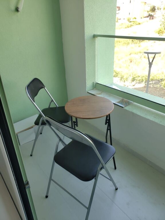 Jepet me qera apartament  1+1 + parking  Ali Dem tek Kompleksi Kadiu 2 Kati 2 ( e mobiluar)  Çmimi 45.000 lek