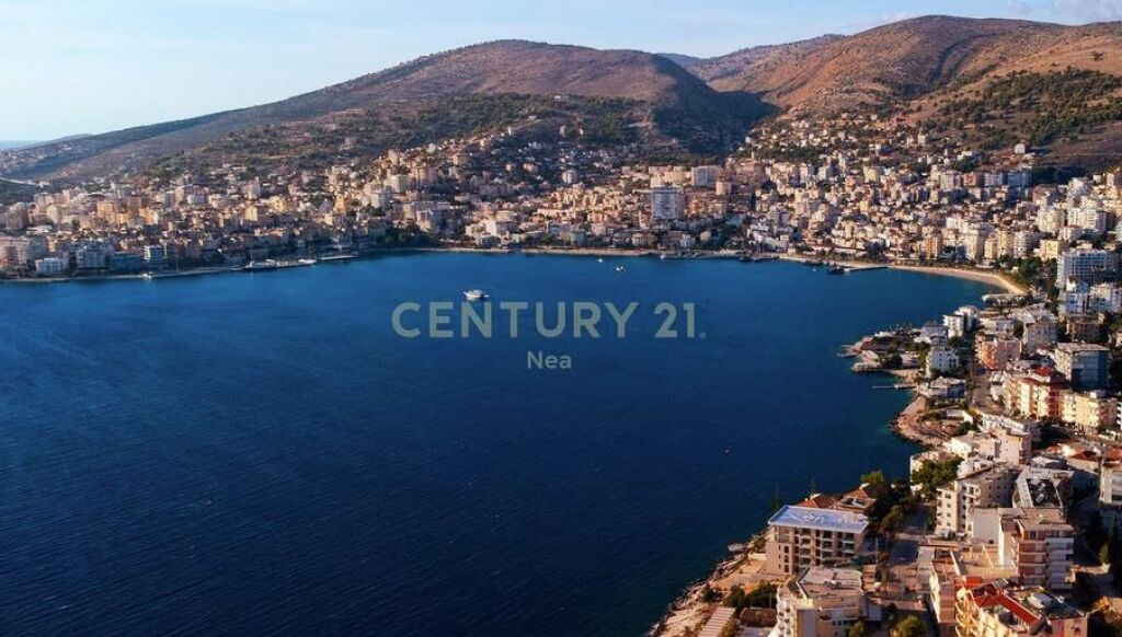 Në shitje – Godinë 3-katëshe në hyrje të Sarandës - 1km nga qendra !