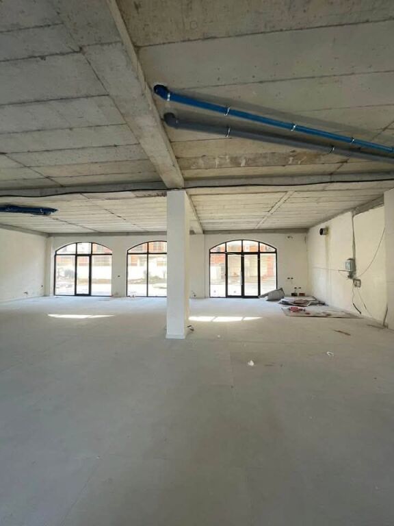 JEPET ME QERA AMBIENT KOMERCIAL 550m²– KAMEZ