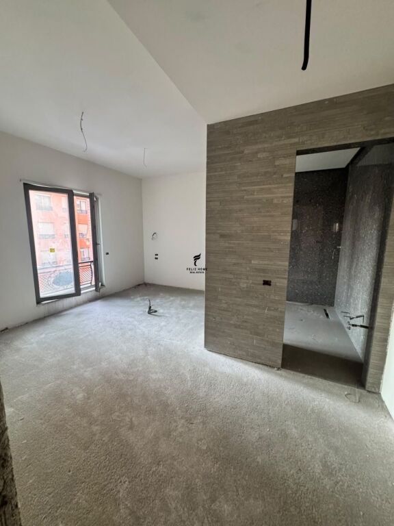OFFICE FOR RENT 3+1+3 KAVAJES STREET 250,000 LEKE FH-83344