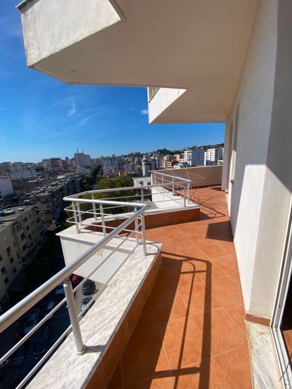 Shitet Apartament 2+1+2, afer Spitalit, Durres!