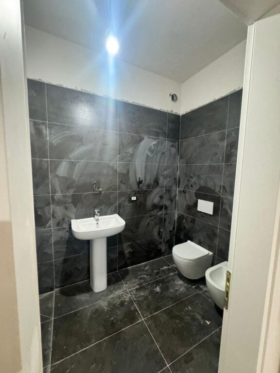 SHITET APARTAMENT 3+1+2+DEPO KOMUNA E PARISIT 375.000 EURO FH-83433