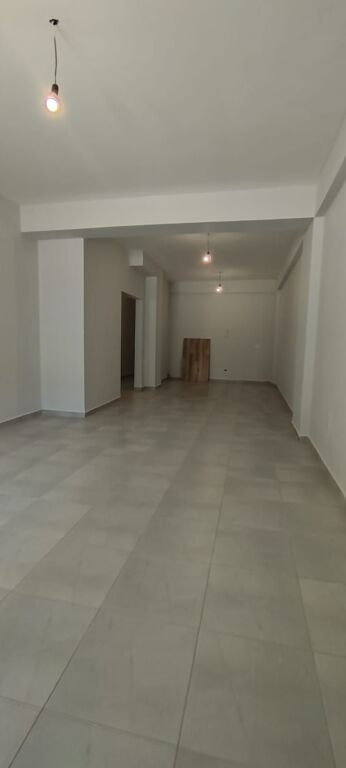 Apartment 1+1 + Veranda for Sale – Kodra e Diellit 📍 Located inside the Kodra e Diellit complex, at the extension of Kodra e Diellit 1. 📐 Gross area: 115 m² 📐 Net area: 97 m² 💶 Price: 170,000 € (1,478 €/m²) ✨ Details: ✔️ Typology 1+1 + veranda ✔️ Floor 0 ✔️ Sold empty ✔️ With ownership certificate (Registry) ✔️ Financing options with credit