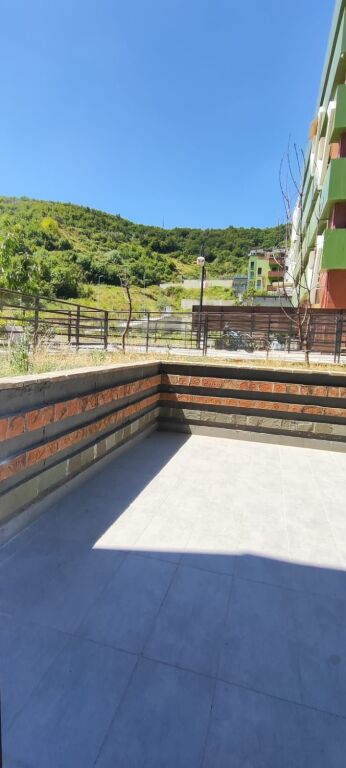 Apartment 1+1 + Veranda for Sale – Kodra e Diellit 📍 Located inside the Kodra e Diellit complex, at the extension of Kodra e Diellit 1. 📐 Gross area: 115 m² 📐 Net area: 97 m² 💶 Price: 170,000 € (1,478 €/m²) ✨ Details: ✔️ Typology 1+1 + veranda ✔️ Floor 0 ✔️ Sold empty ✔️ With ownership certificate (Registry) ✔️ Financing options with credit
