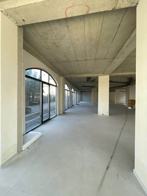 JEPET ME QERA AMBIENT KOMERCIAL 550m²– KAMEZ
