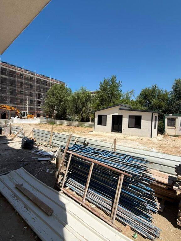 Shitet Garsoniere në Mali i Robit – Pamje Pishine, Pranë Detit
