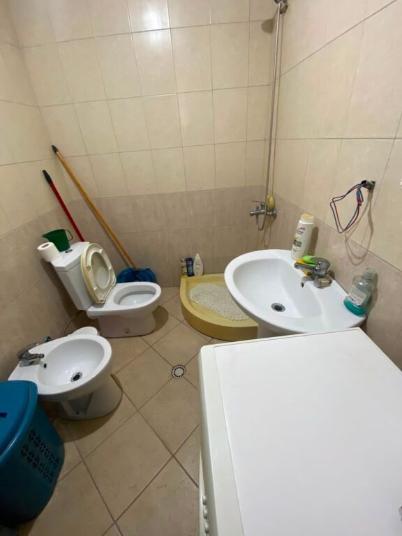 Shitet Apartament 2+1+2, afer Spitalit, Durres!