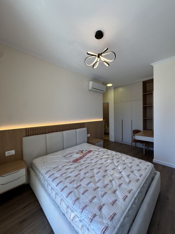 Affittasi appartamento 2+1+2 +2 balconi | Complesso Dinamo, Comune di Parigi  Piano: 5 Sup: 96m2 netto Orientamento: Ovest Nuovo edificio con ascensore  200.000 lek/mese