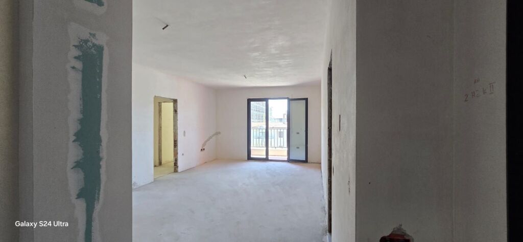 Shitet apartament 2+1+2 tualete   📍Paskuqan  Kati 2 Siperfaqe bruto 108.2 m Siperfaqe neto 94.1 m Orientimi: Veri Lindje  Cmimi 1150 euro /m