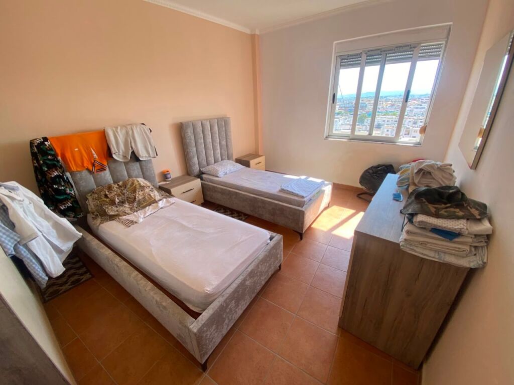 Shitet Apartament 2+1+2, afer Spitalit, Durres!