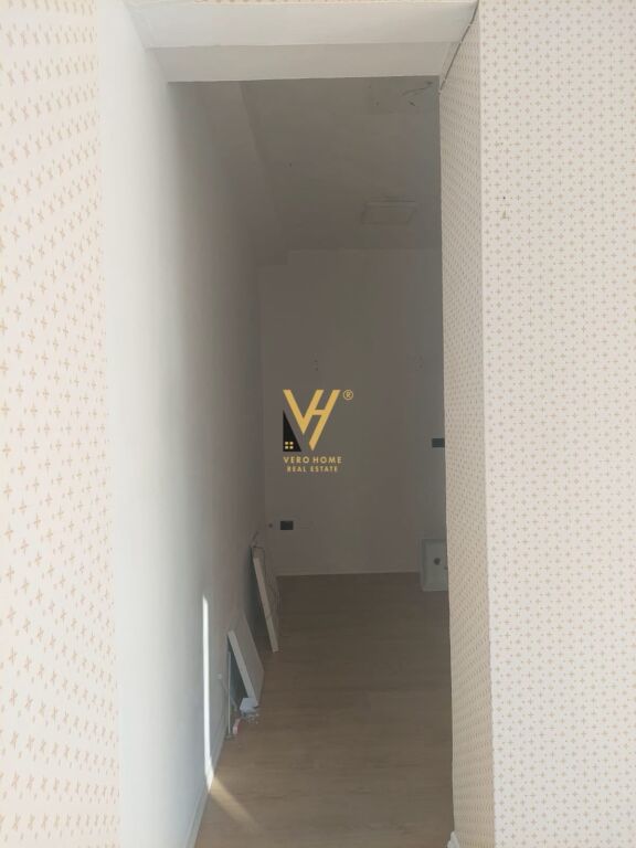 AFFITTASI NEGOZIO 17 M2 IN VIA BARDHYL 40.000 LEKE